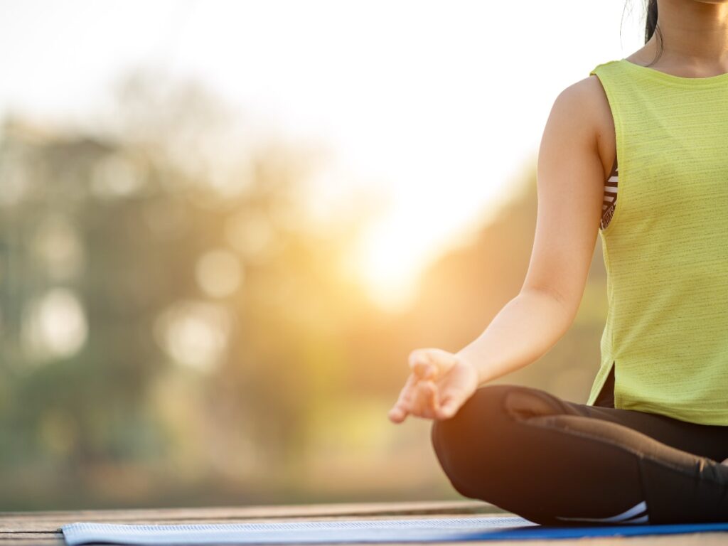 Yoga eta soinu armoniatsuak naturan iturraran Aia